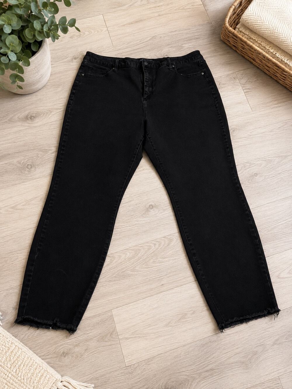 LC Lauren Conrad Women’s Black Straight Leg Cropped Jeans Raw Hem Size 20W